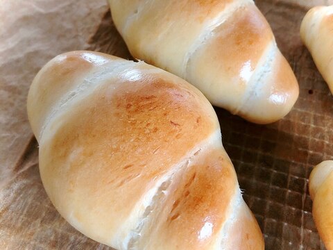 ピザ生地アレンジ バターを加えてロールパンに